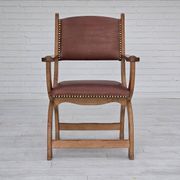 Années 1950, design danois, fauteuil retapissé, cuir marron naturel, bois de chêne.
