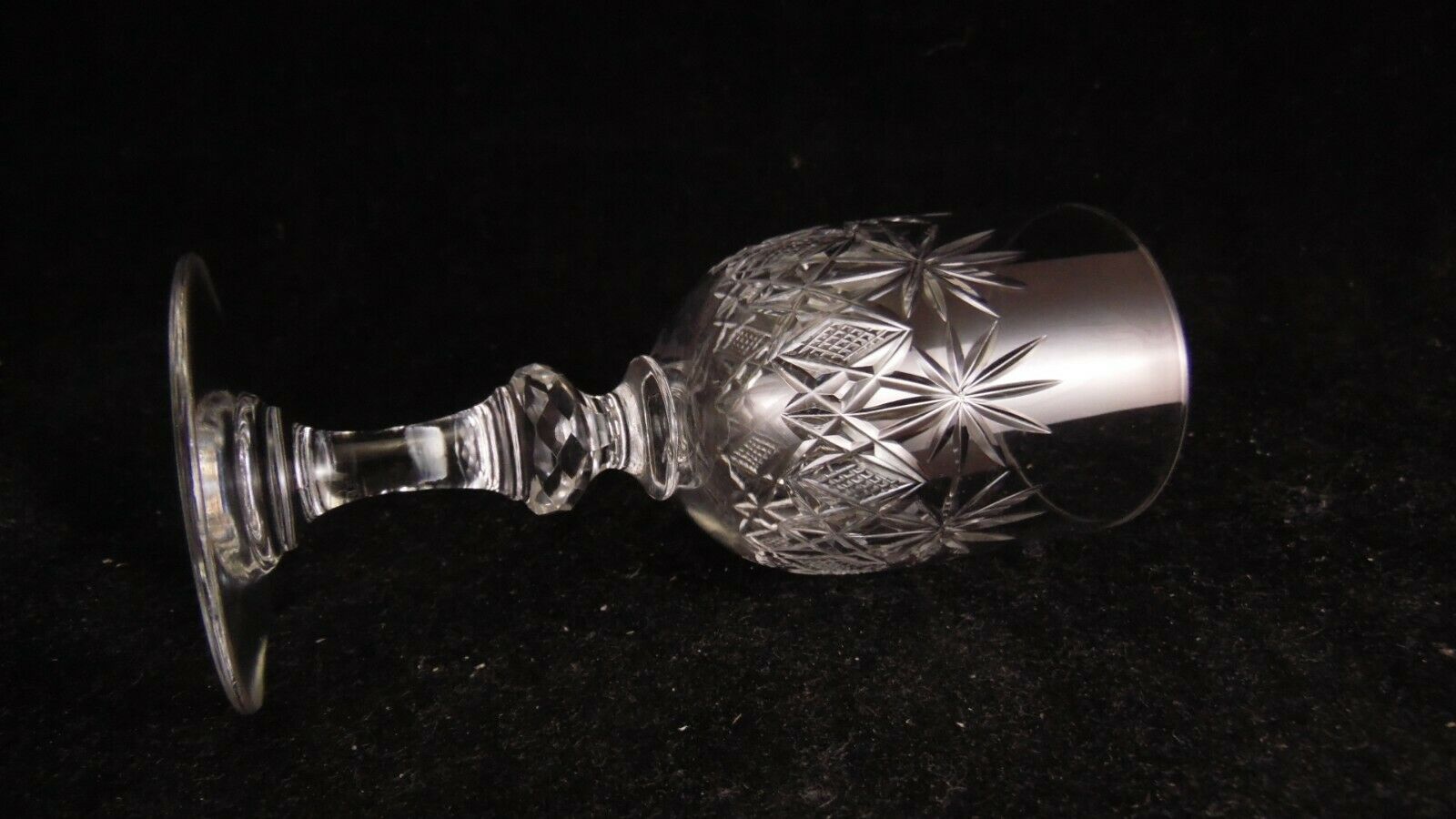 Service de 8 verres à vin en cristal de Saint Louis ou Baccarat
