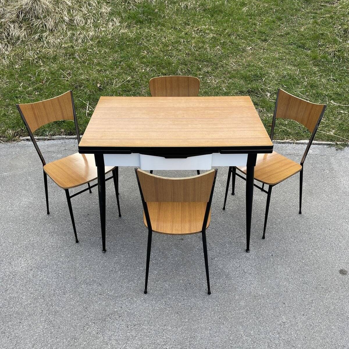 Italian dining table and 4 chairs by Salvarani, 1950s, set of 5.