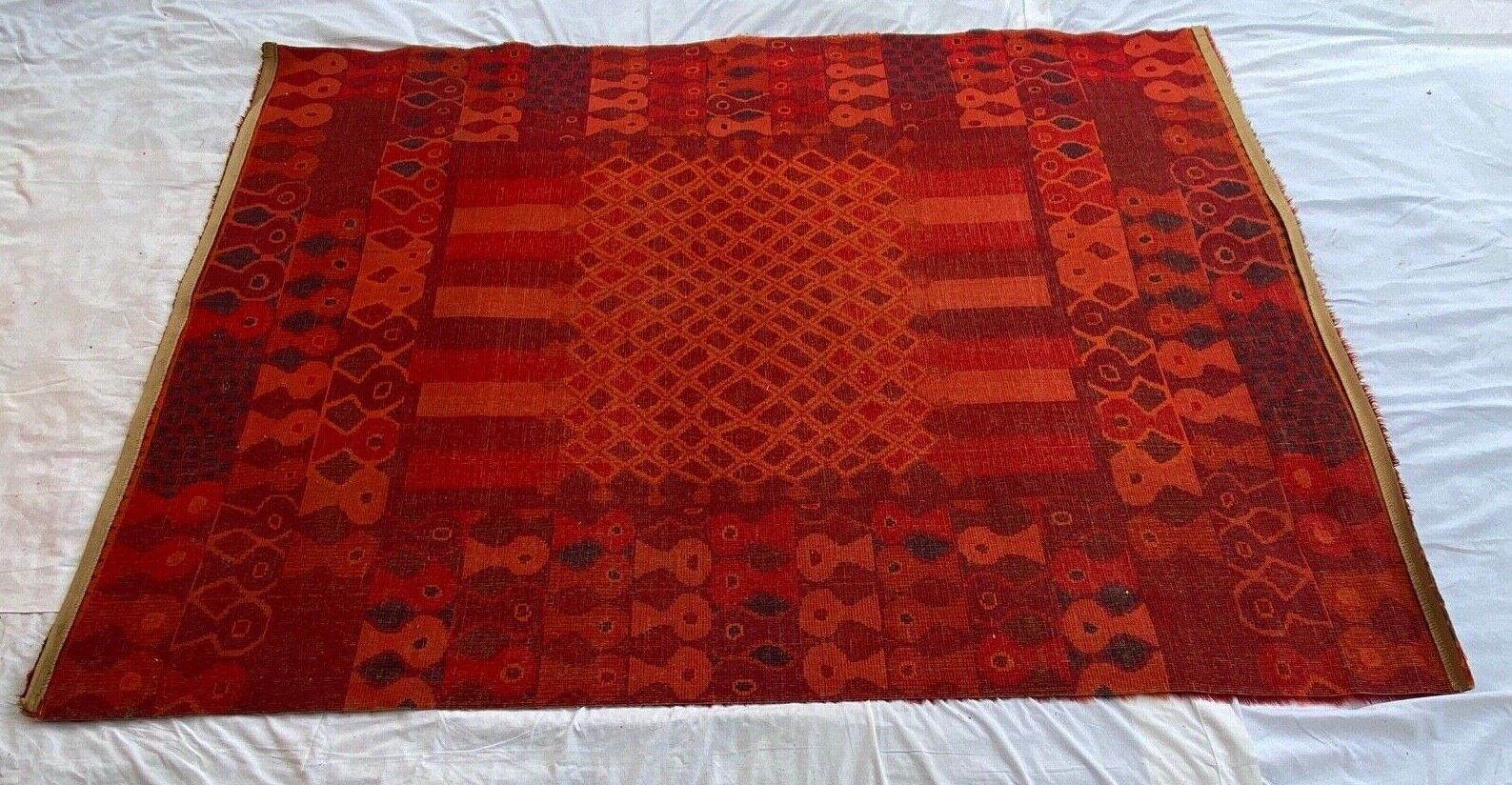 Carpet 1970 pop design geometric red background wool 229 cm x 170 cm