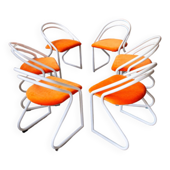 6 chaises à structure tubulaire en métal, retapissées en velours orange, 1980