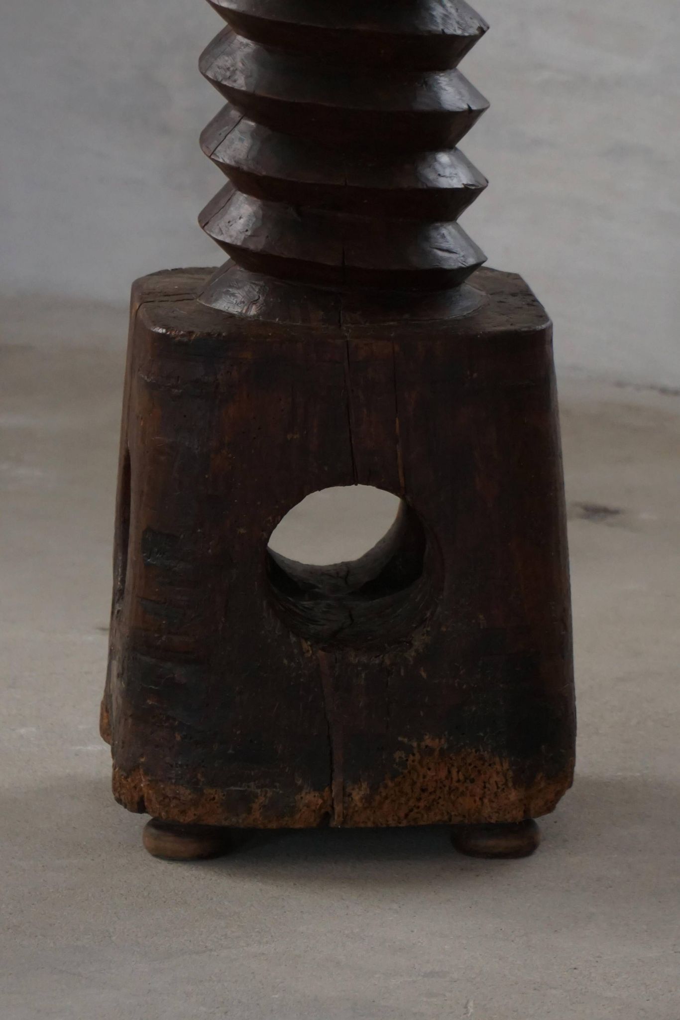19th-century sculptural French wine press in solid wood / pedestal