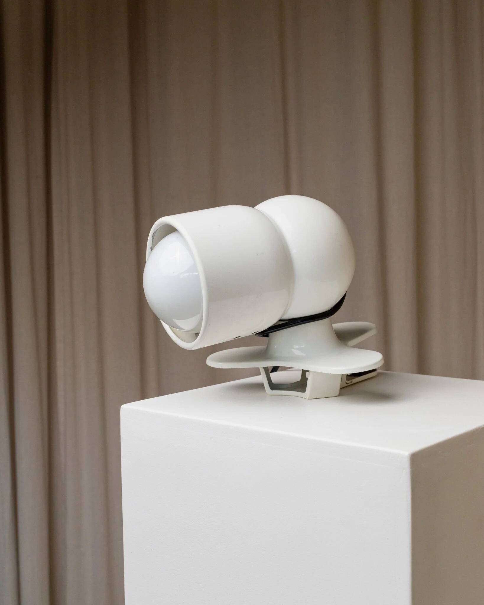 Lampe robot en métal blanc rare par Elio Martinelli, années 1960, design à clip et pivotant.