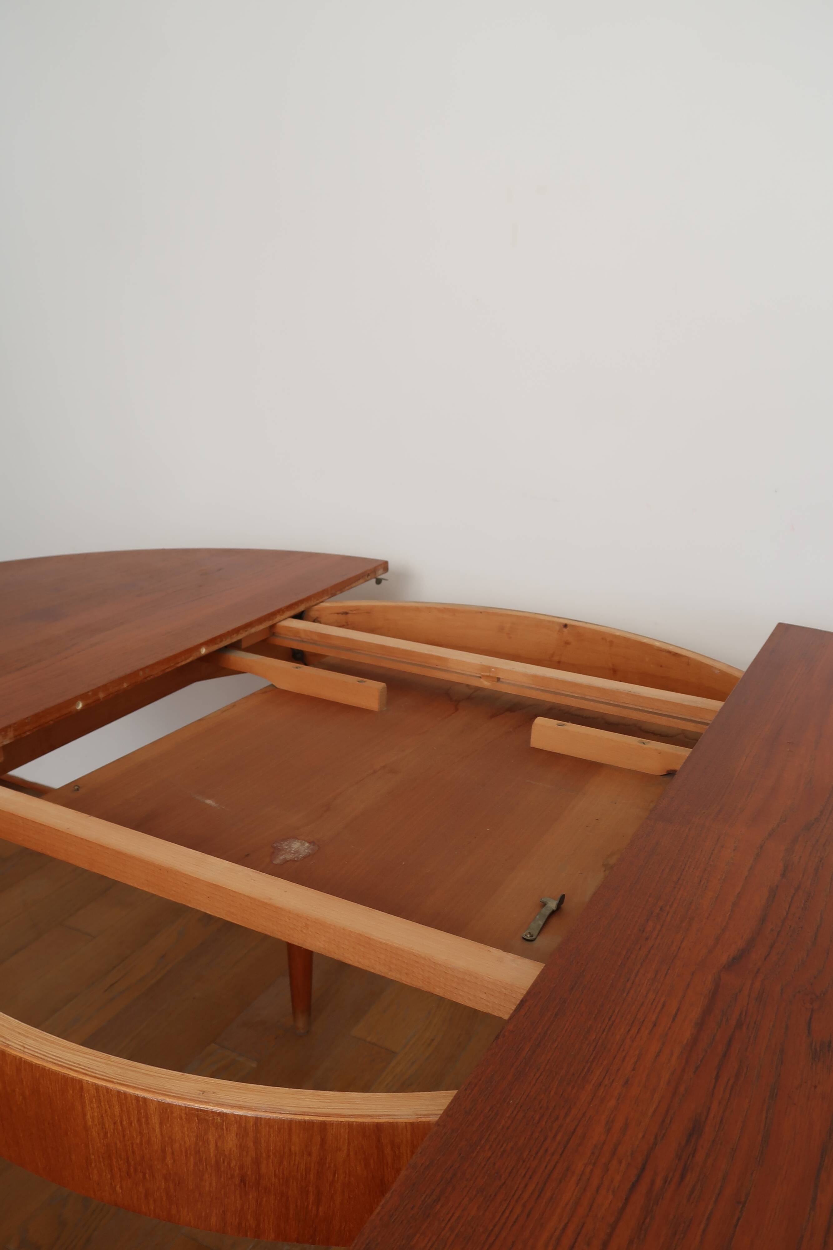 Extendable Scandinavian Round Table