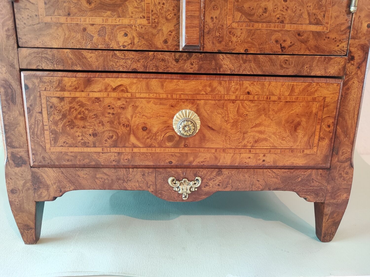 Armoire miniature en noyer Burr