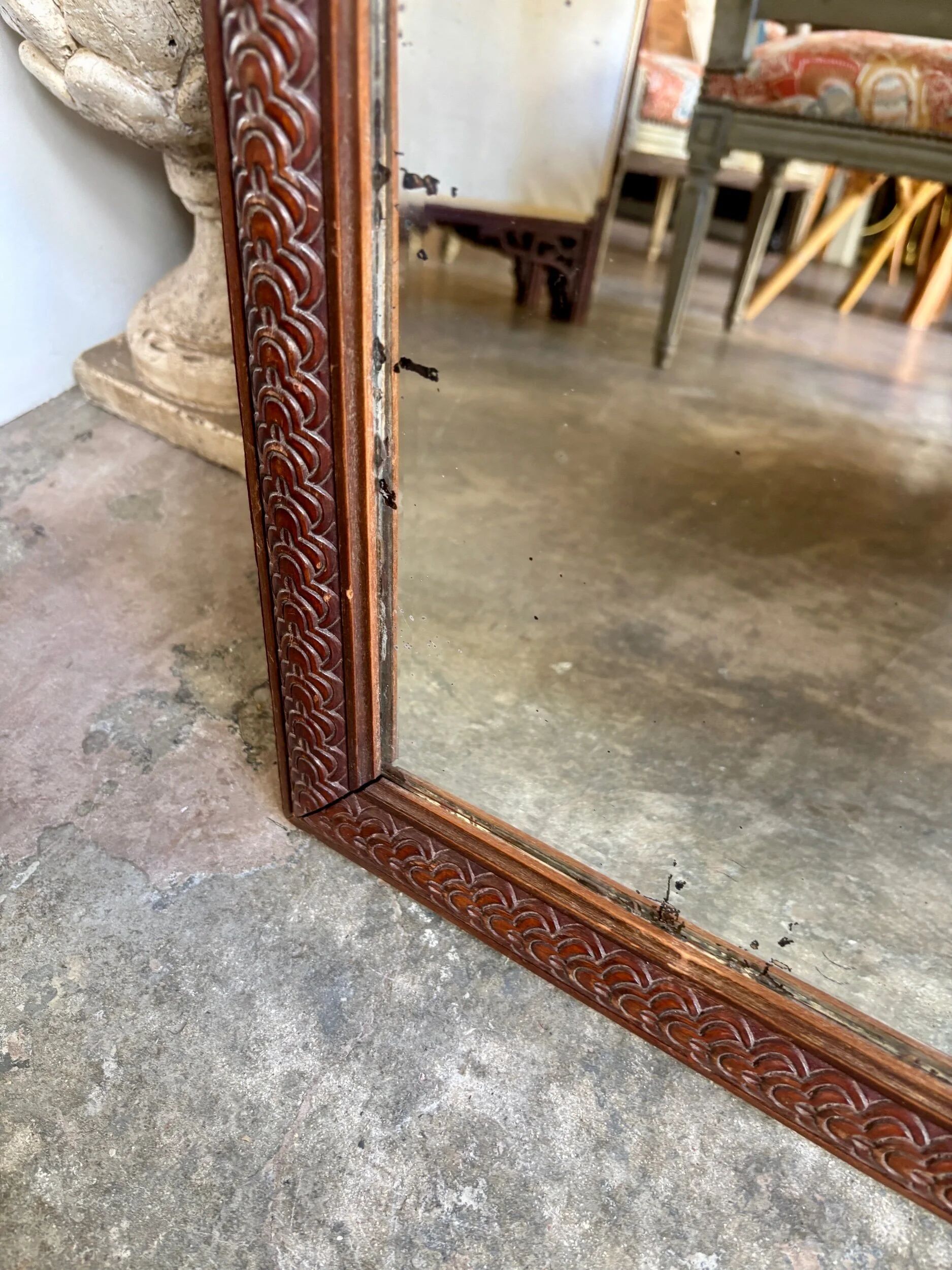 Miroir biseauté en bois mouluré 39 x 33 cm