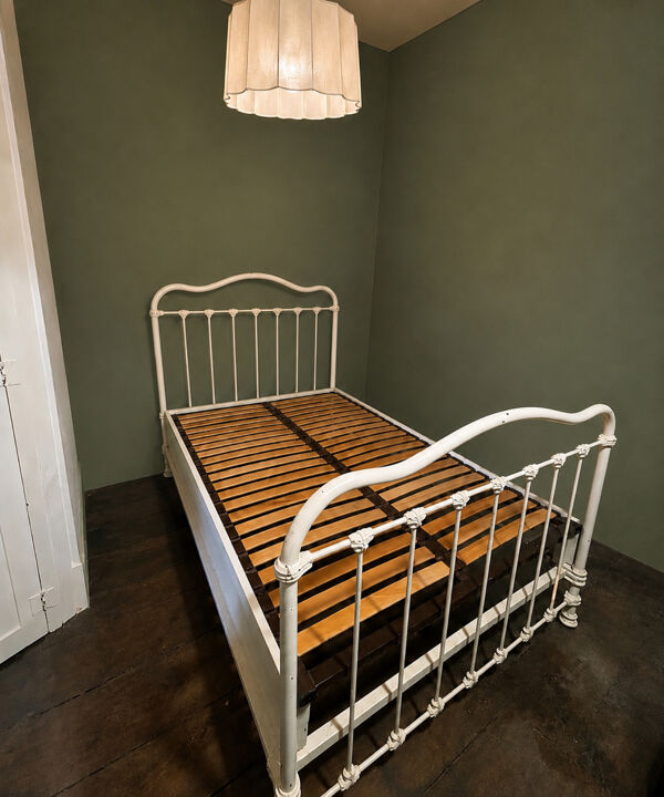 Lit ancien en métal blanc – 125 × 190 cm – une place et demie