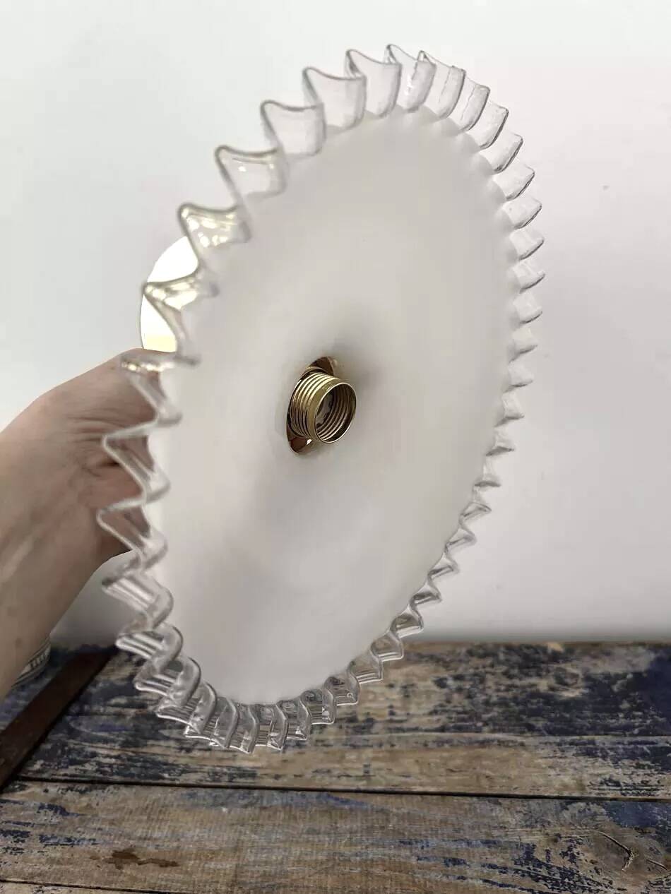 Applique murale en opaline blanche