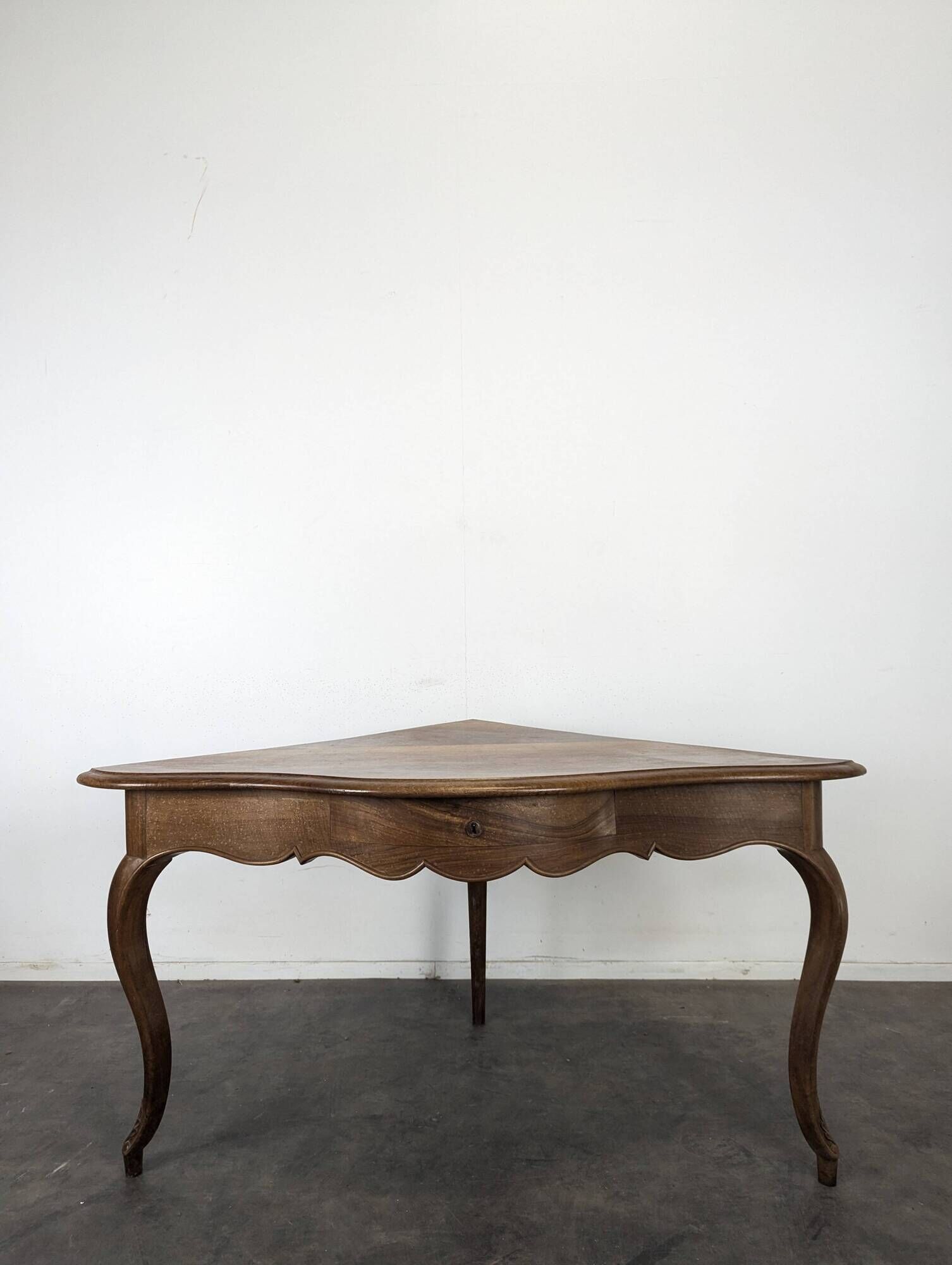 Louis XV corner table in walnut with curved legs.