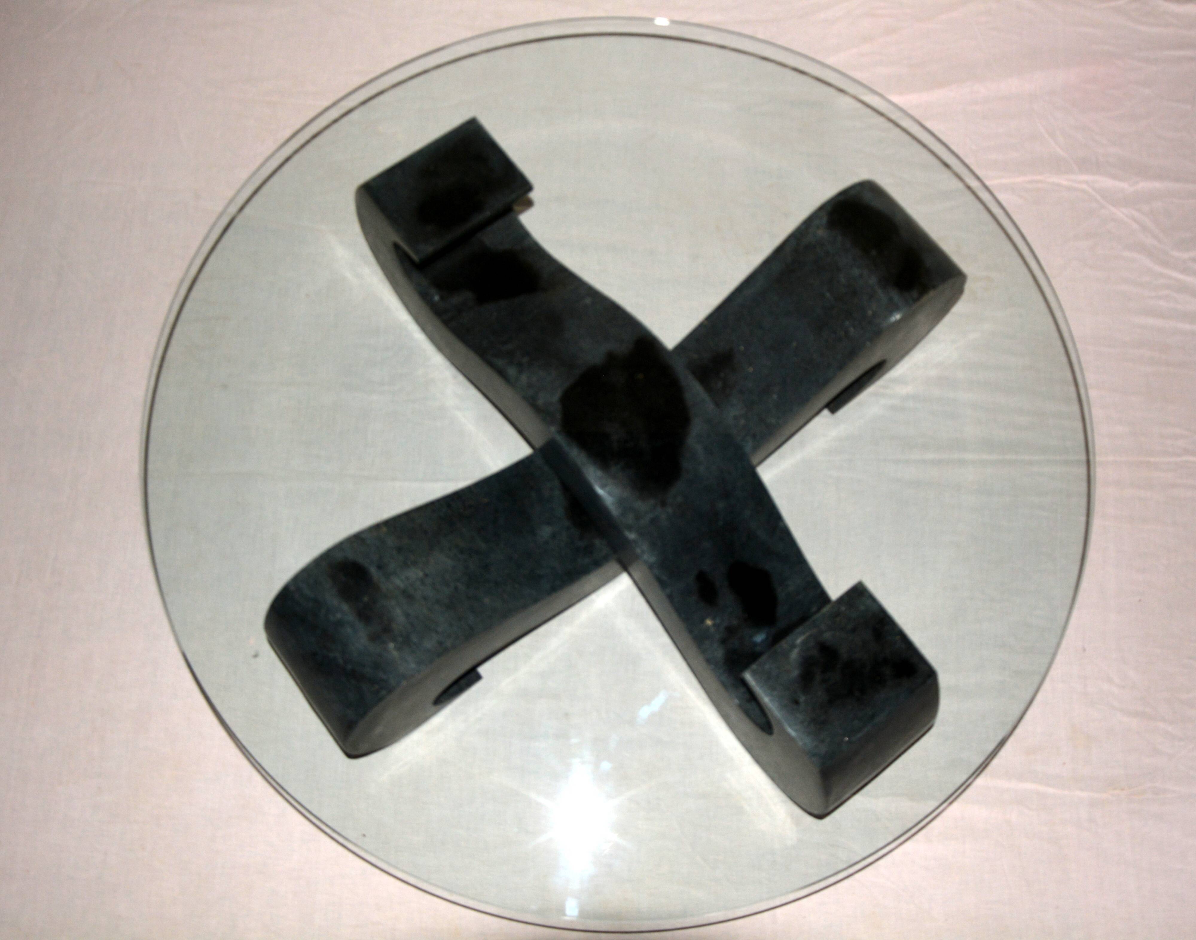 Table basse "entrelacs" en granit noir de Madagascar