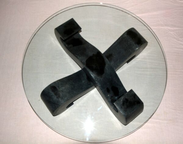 Table basse ''entrelacs'' en granit noir de Madagascar