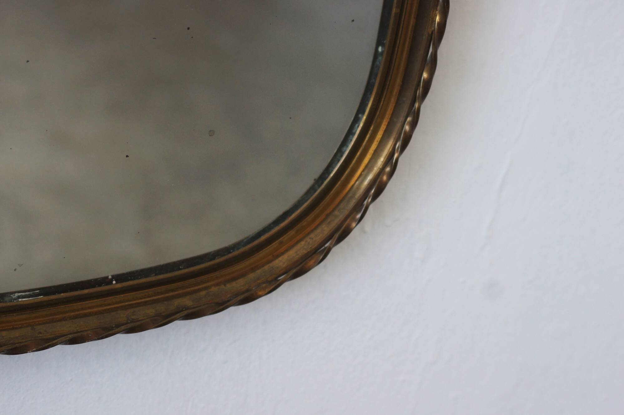 Miroir mural en laiton vintage, années 1950