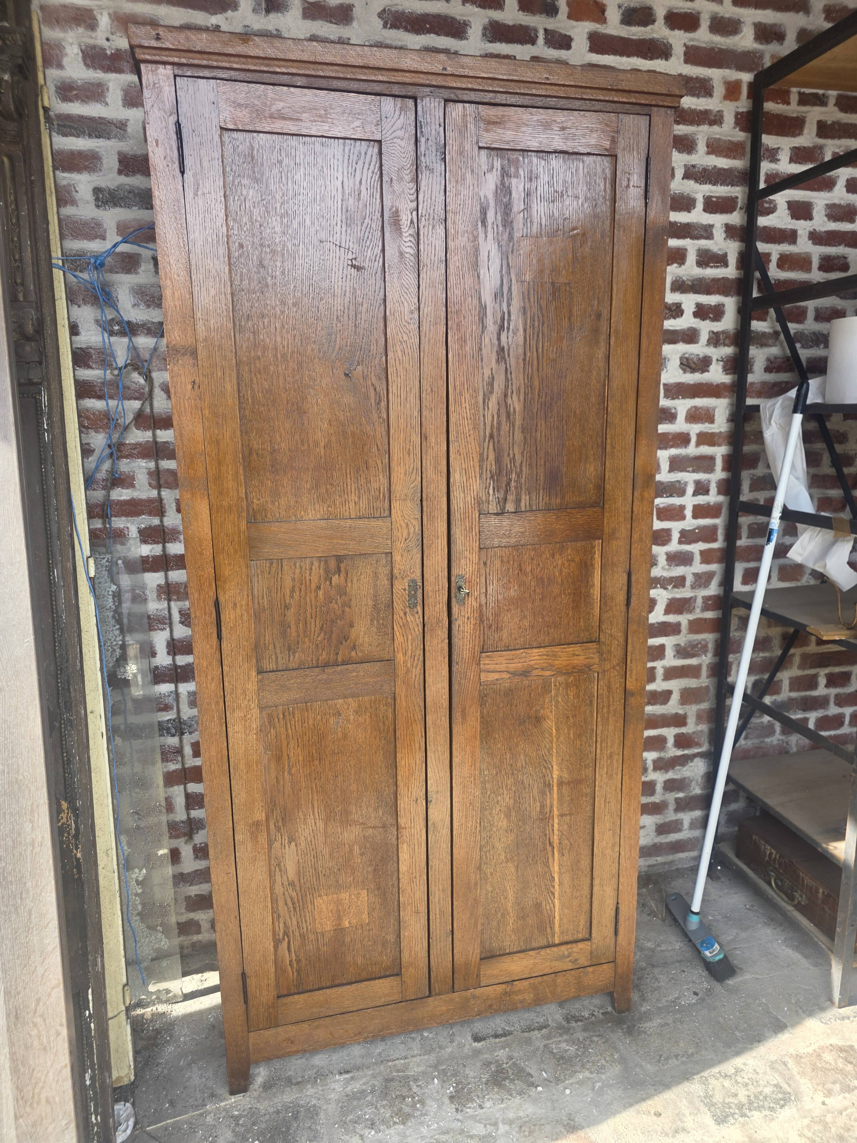 Armoire parisienne ancienne en chêne