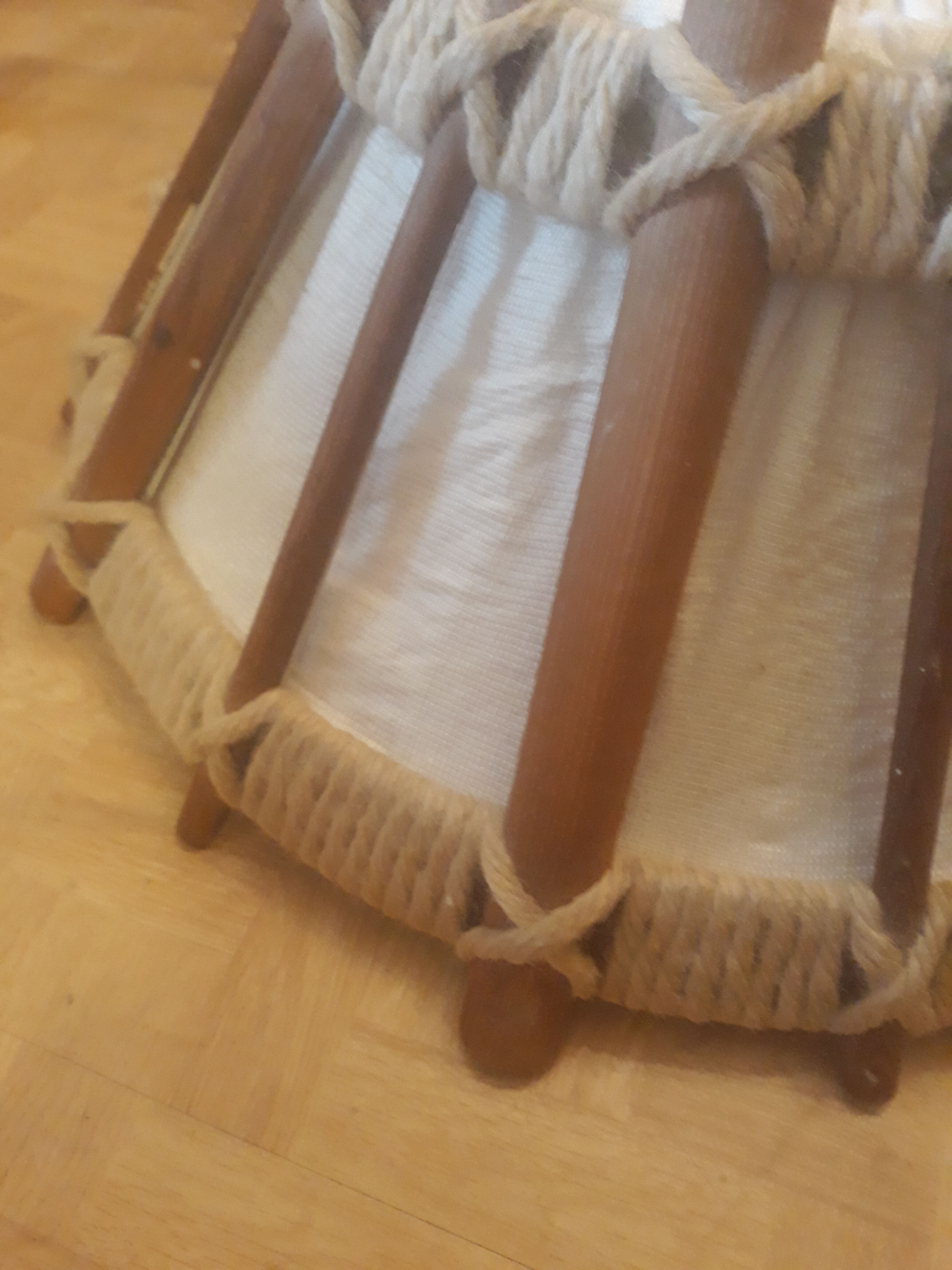 Suspension in wood and vintage rope