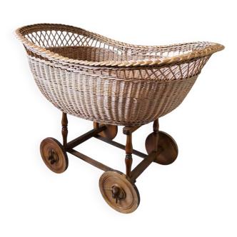 Wicker cradle on wheels