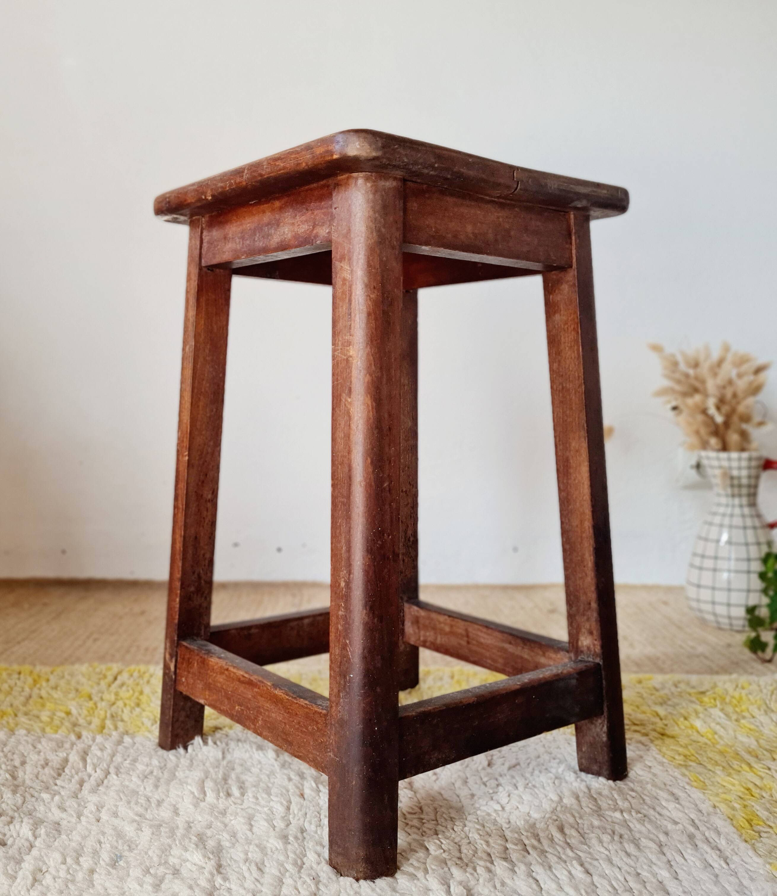 Antique farmhouse stool in solid oak – Rustic Brutalist Look