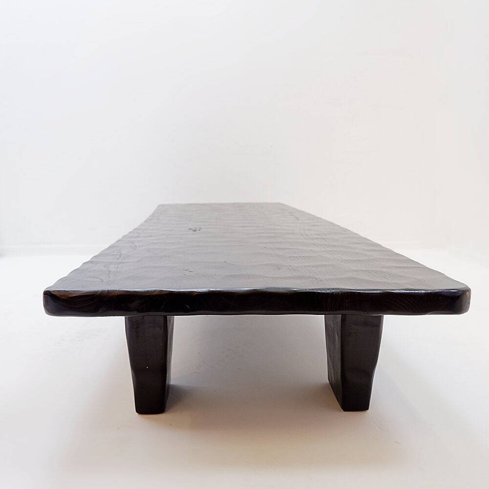 Grande table basse en bois noir martelé - 21th