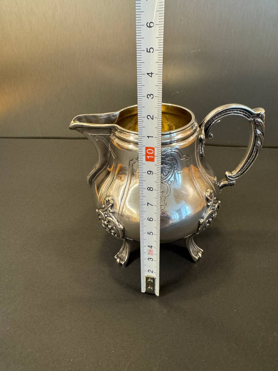 Pot à lait ancien en métal argenté – Style Rococo, décor ciselé, début