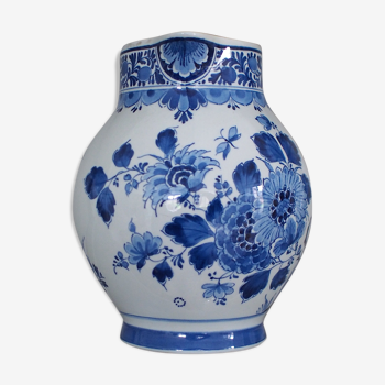 Cruche de Delft "blanc bleu" à motifs floraux et oiseau. Manufacture royale de Delft, 1973.