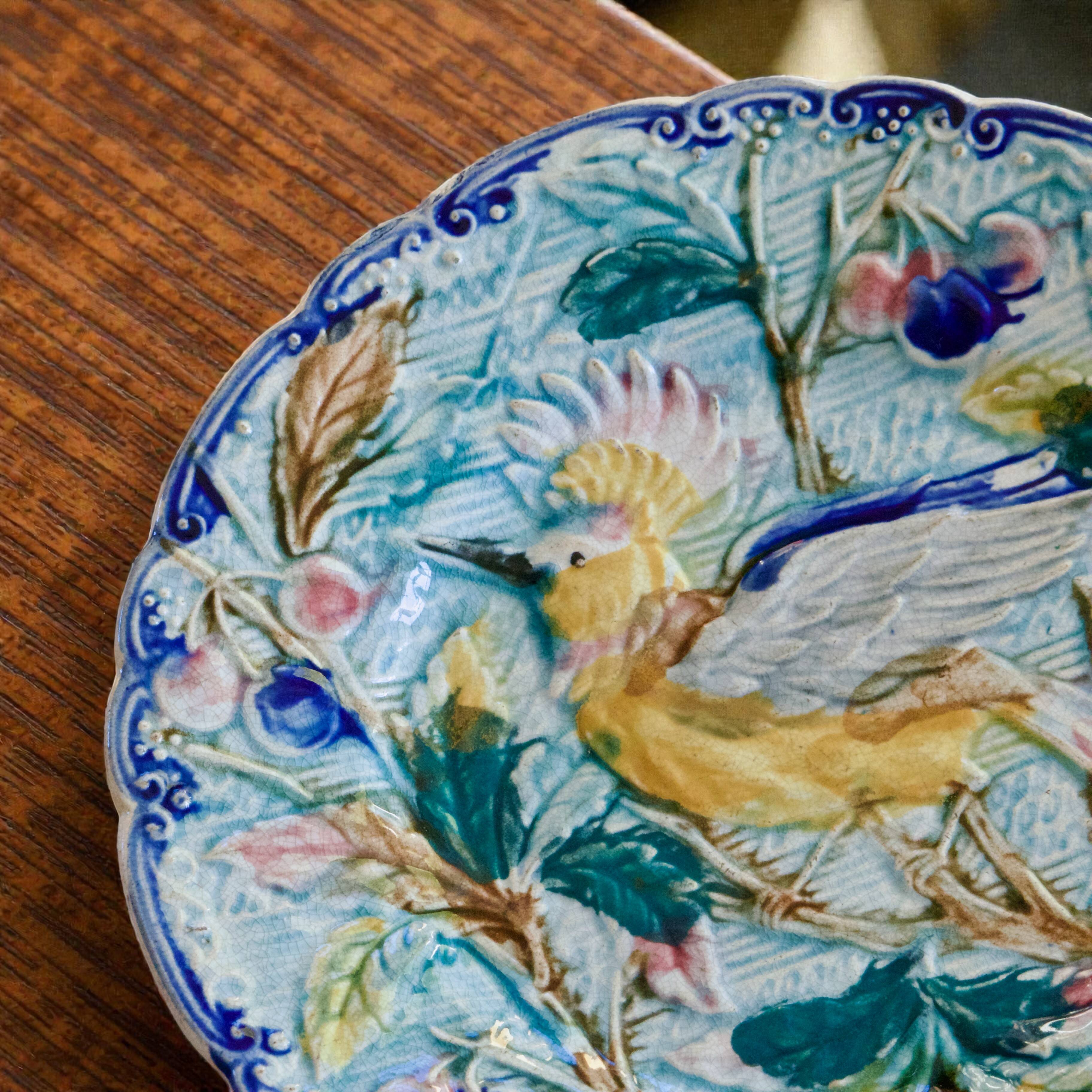 Assiette oiseau antique du XIXe siècle en barbotine de Wasmuël
