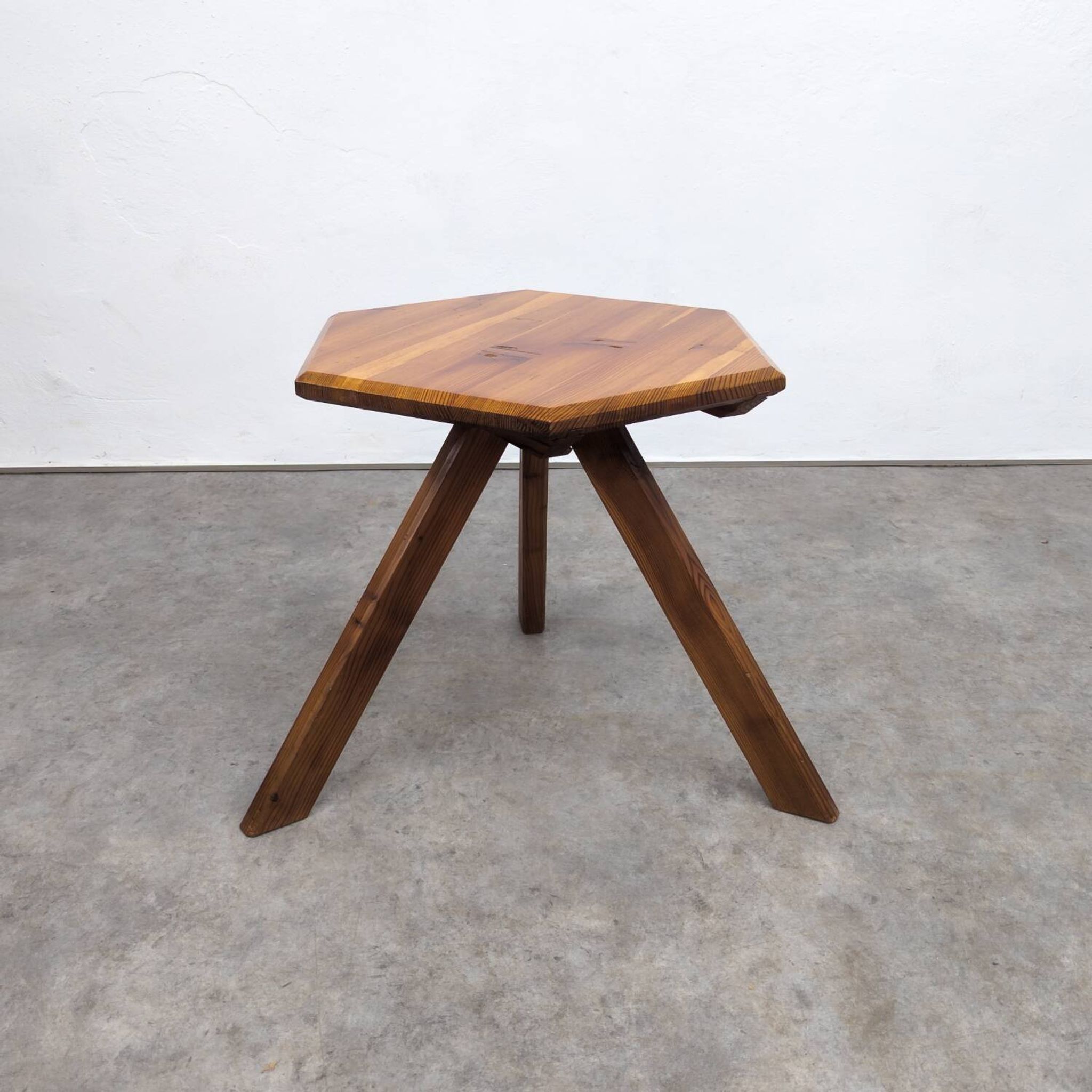 Table d'appoint brutaliste française en pin, années 1970