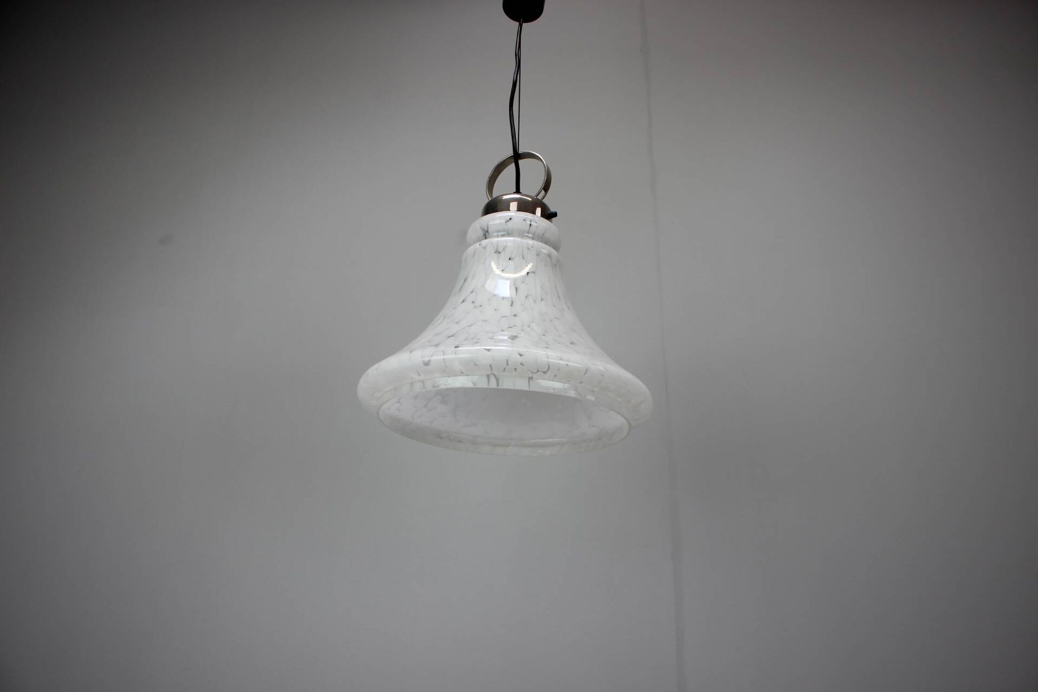 Lampe suspendue en verre en forme de cloche réglable des années 1970 en Tchécoslovaquie.