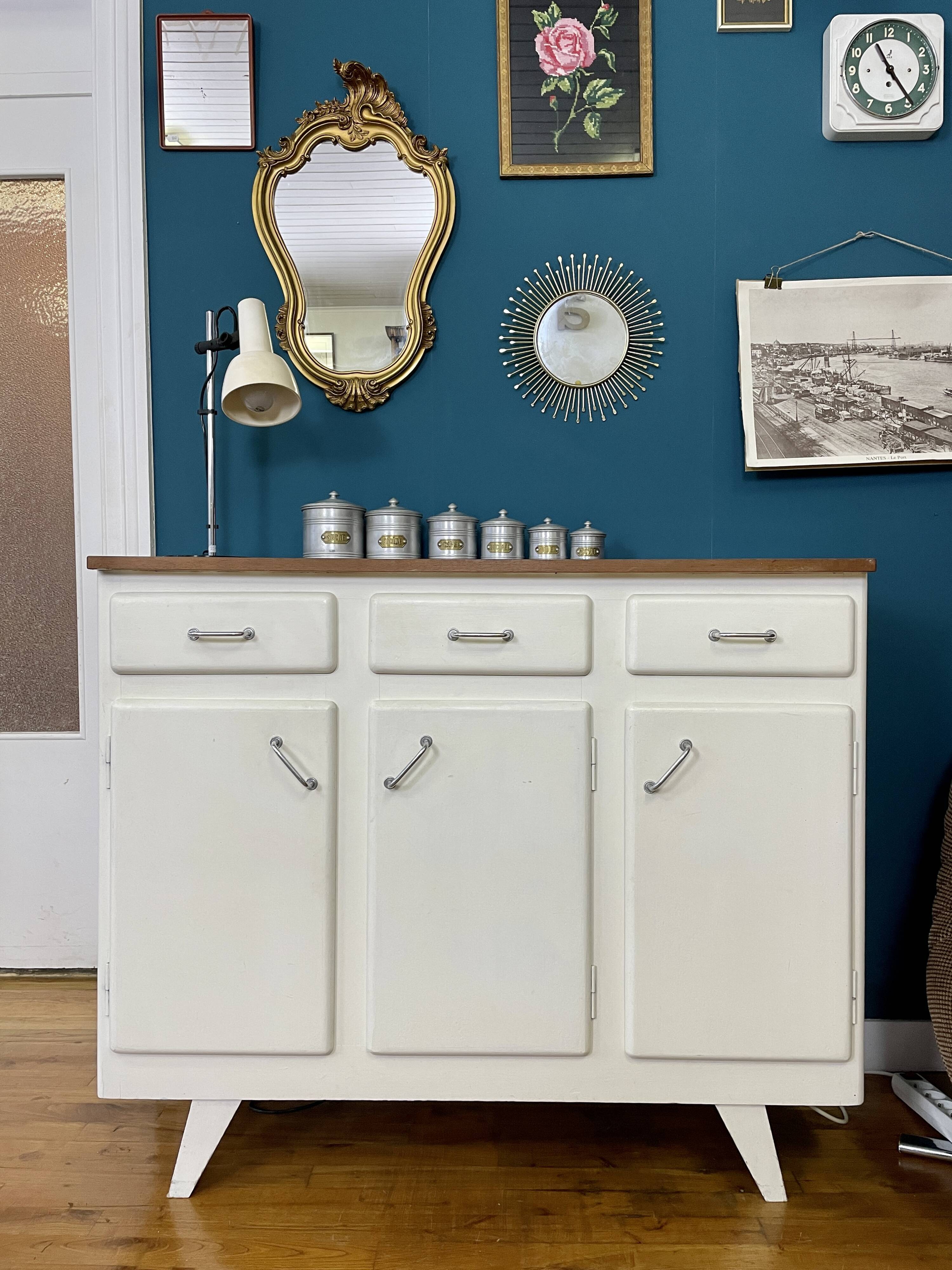 Buffet Mado low on feet compass