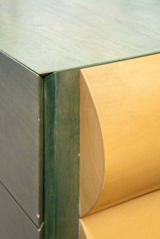 Cassettiera architettonica postmoderna in natural wood and wood tinto all'anilina, anni '80