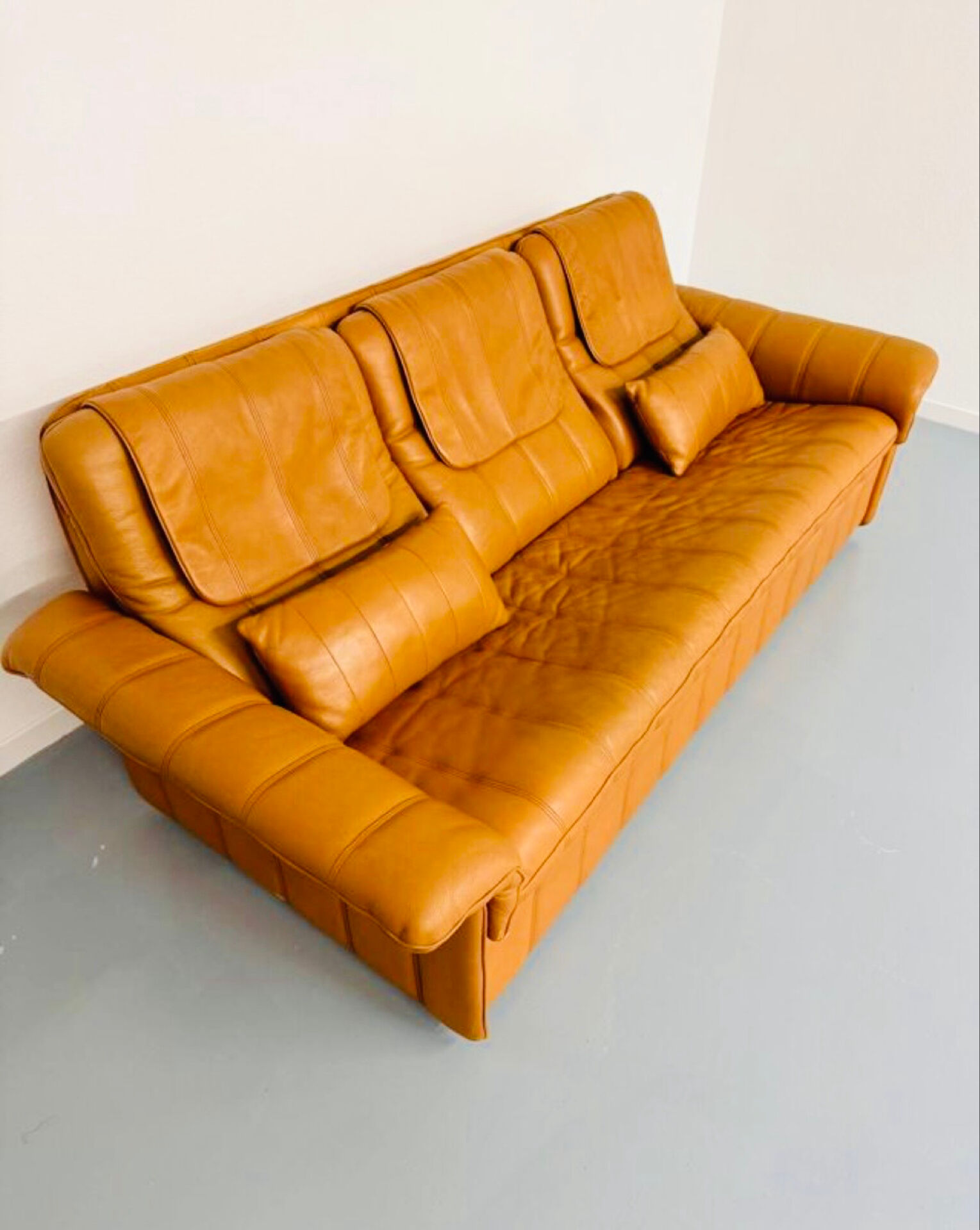 Ancien Canapé 3 places De Sede en cuir épais cognac design années 70