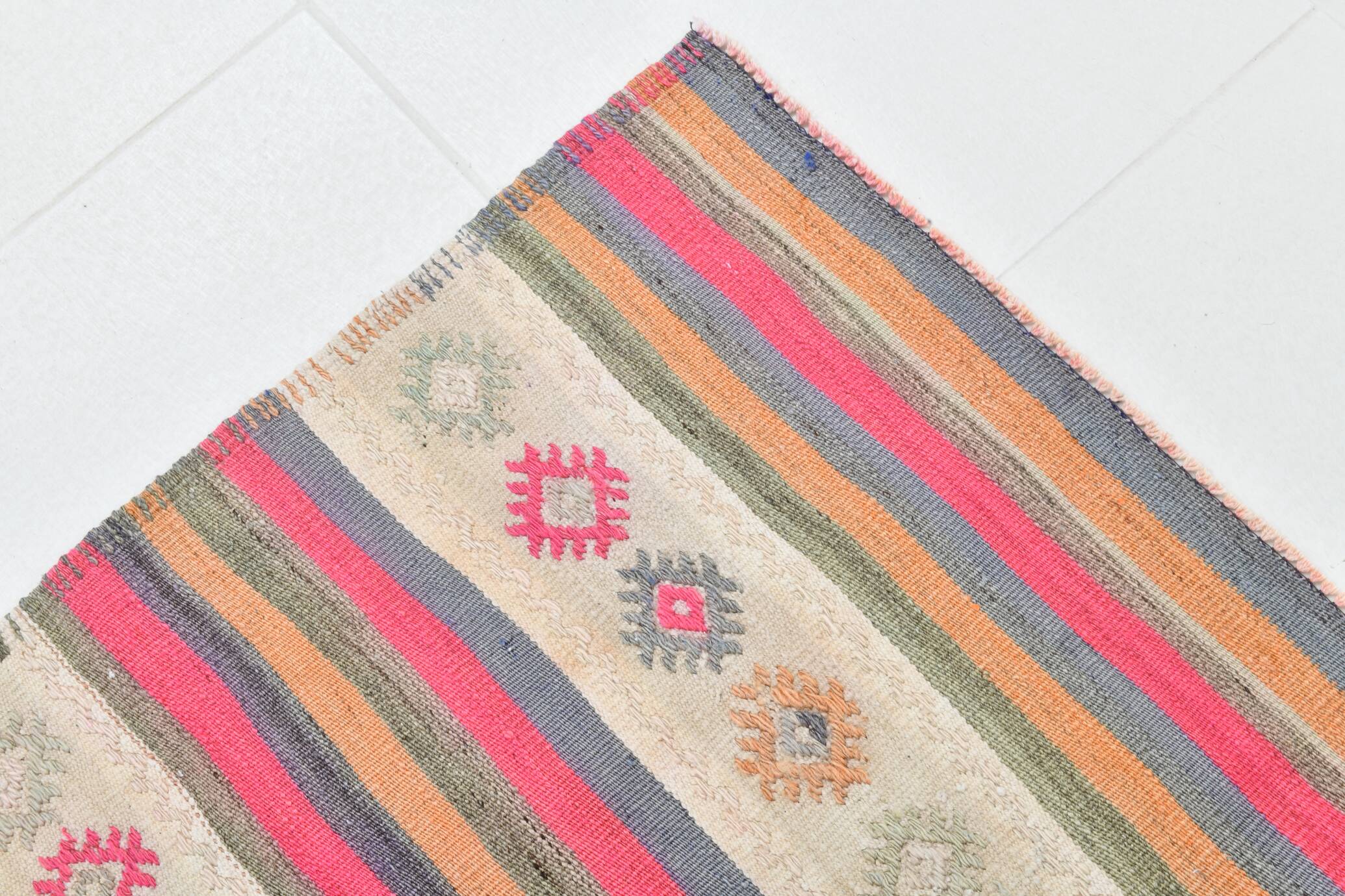 Beige & Pink Wool Kilim Rug, 142x203Cm Handknotted Carpet, 5x7 Rugs