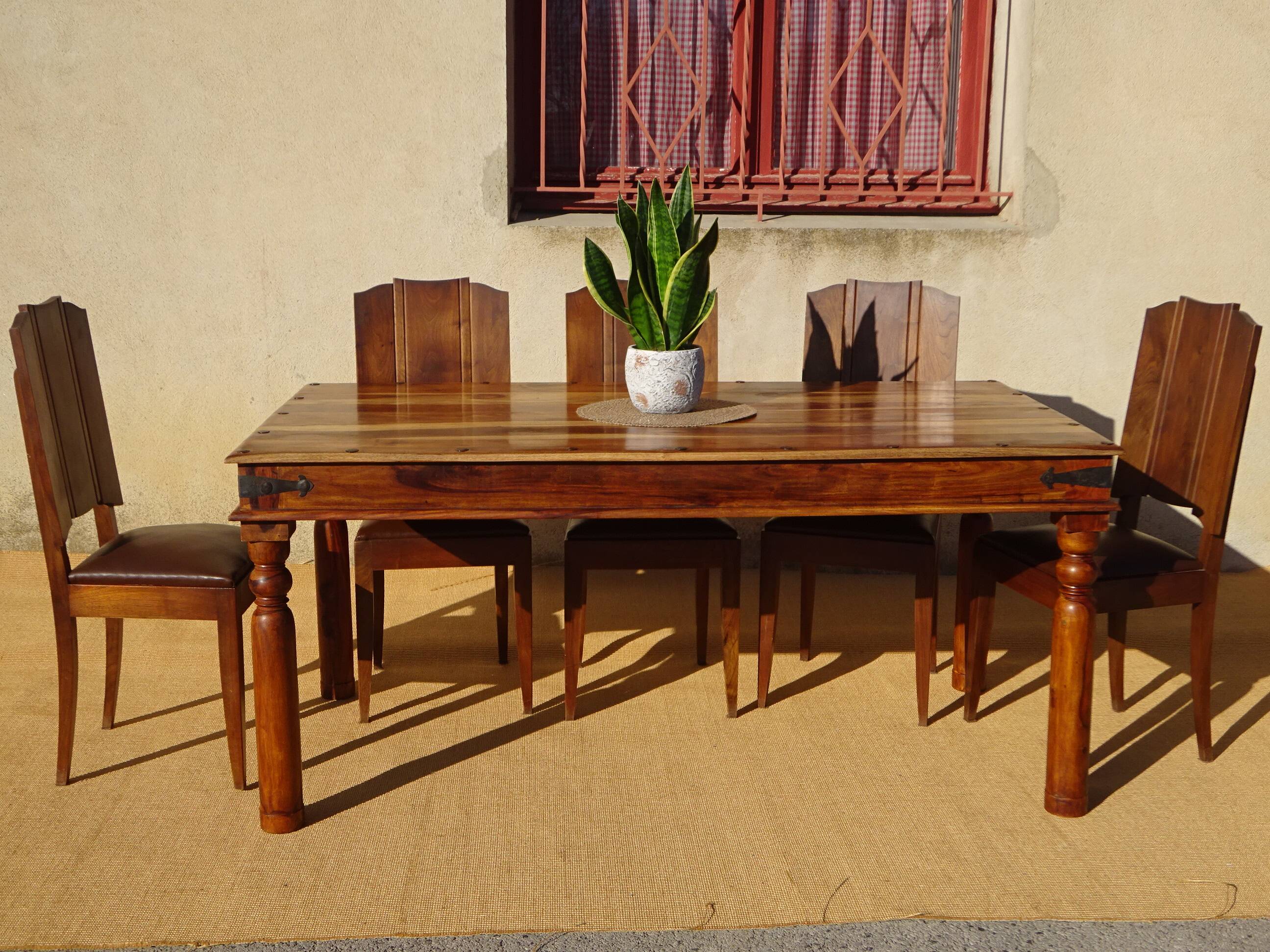 Table en bois exotique, 6/8 personnes