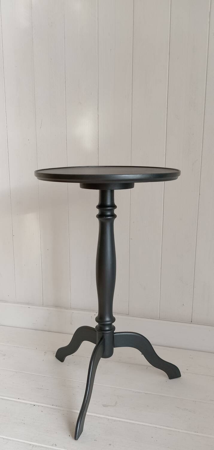 Tripod pedestal table