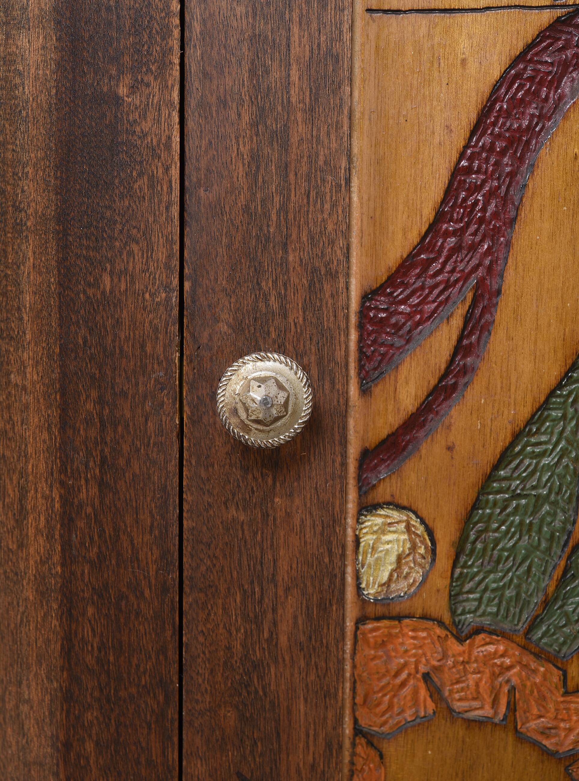Buffet ou armoire d'angle, à 3 faces, en bois massif, sculpté et peint.