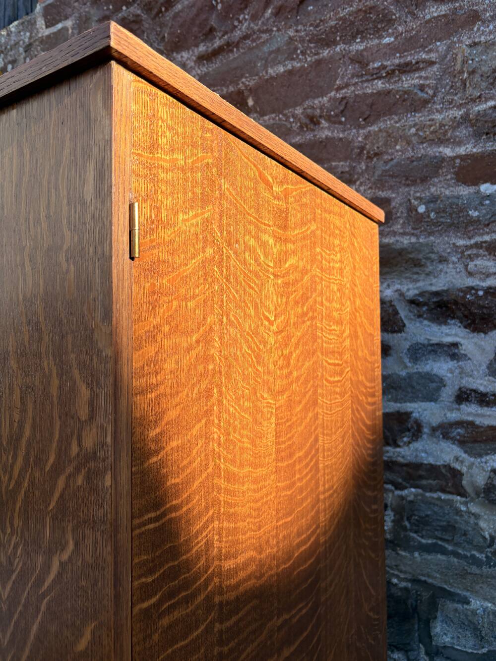 Armoire dressing vintage chêne tigré – pieds compas  50/60 – scandinave