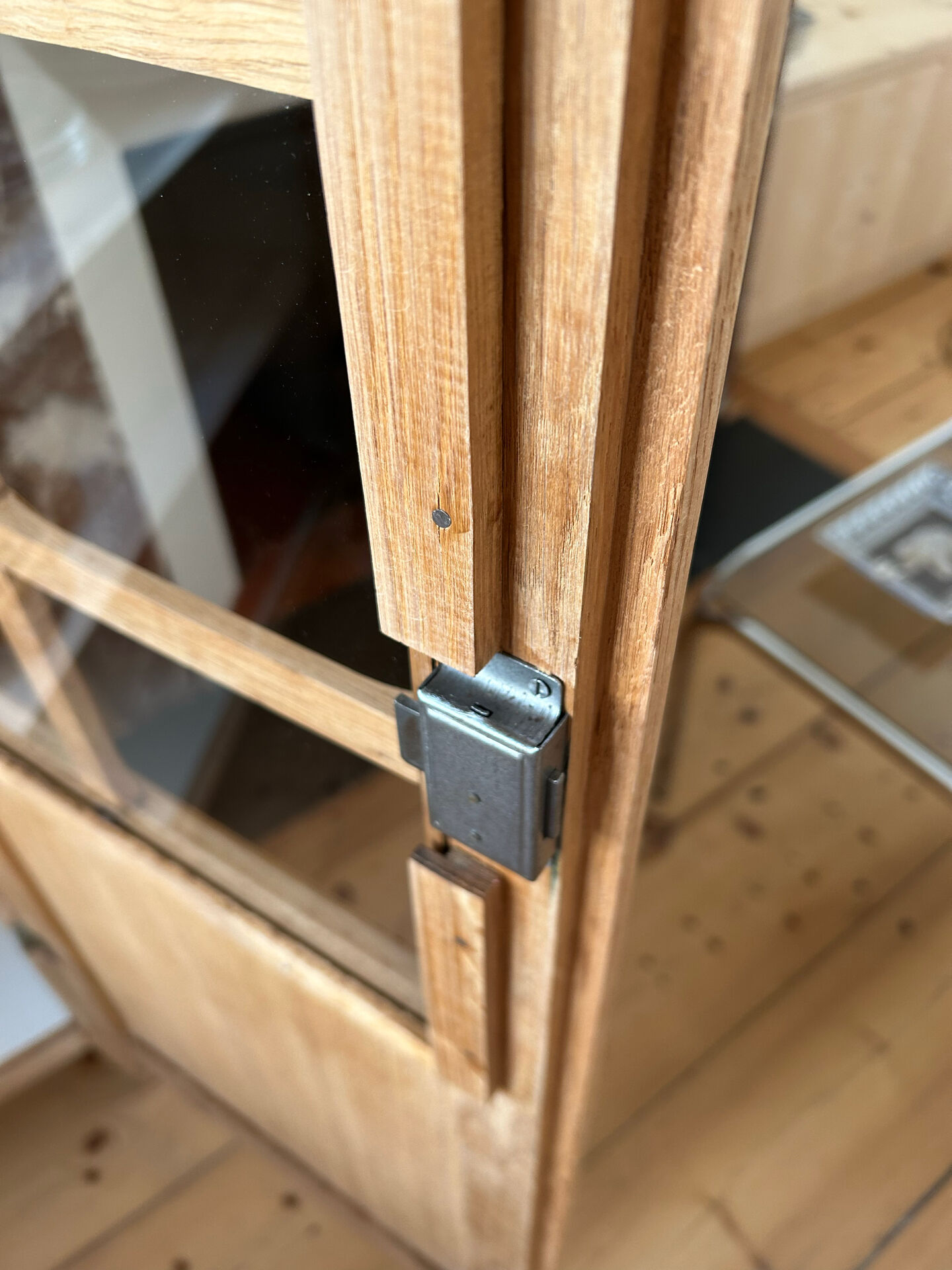 Armoire vitrée en chêne brut