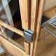 Armoire vitrée en chêne brut