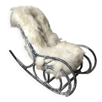 Thonet rocking chair in ivory lacquered bent wood, with a seat in white lambskin.