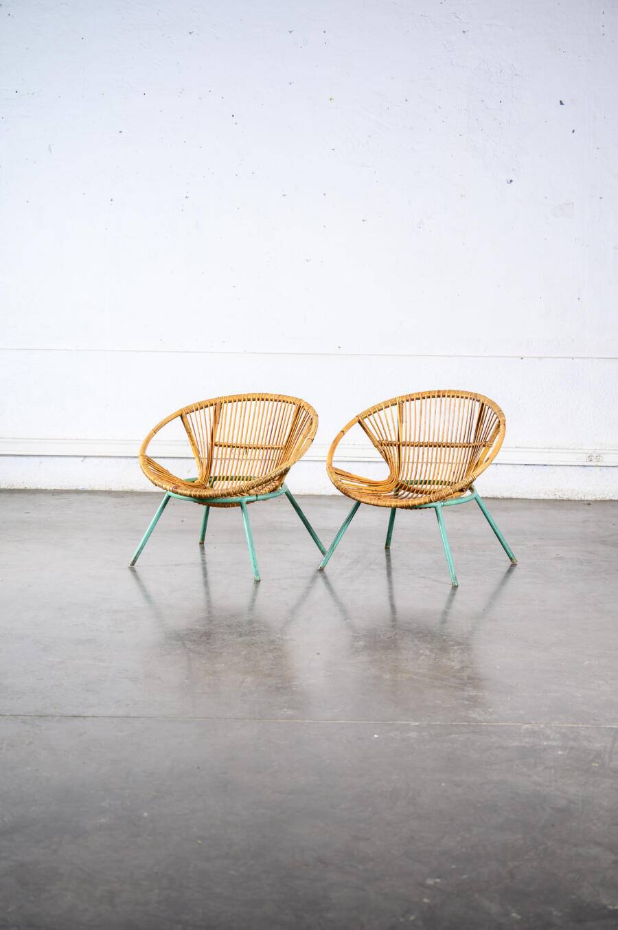 Fauteuil en rotin pieds métal vert
