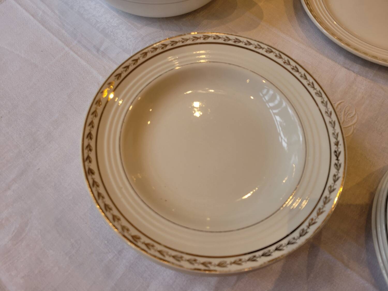 Table service in opaque porcelain with gold leaf.