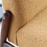 Fauteuil lounge vintage jaune avec accoudoirs en tissu bouclé, bois de noyer, style scandinave