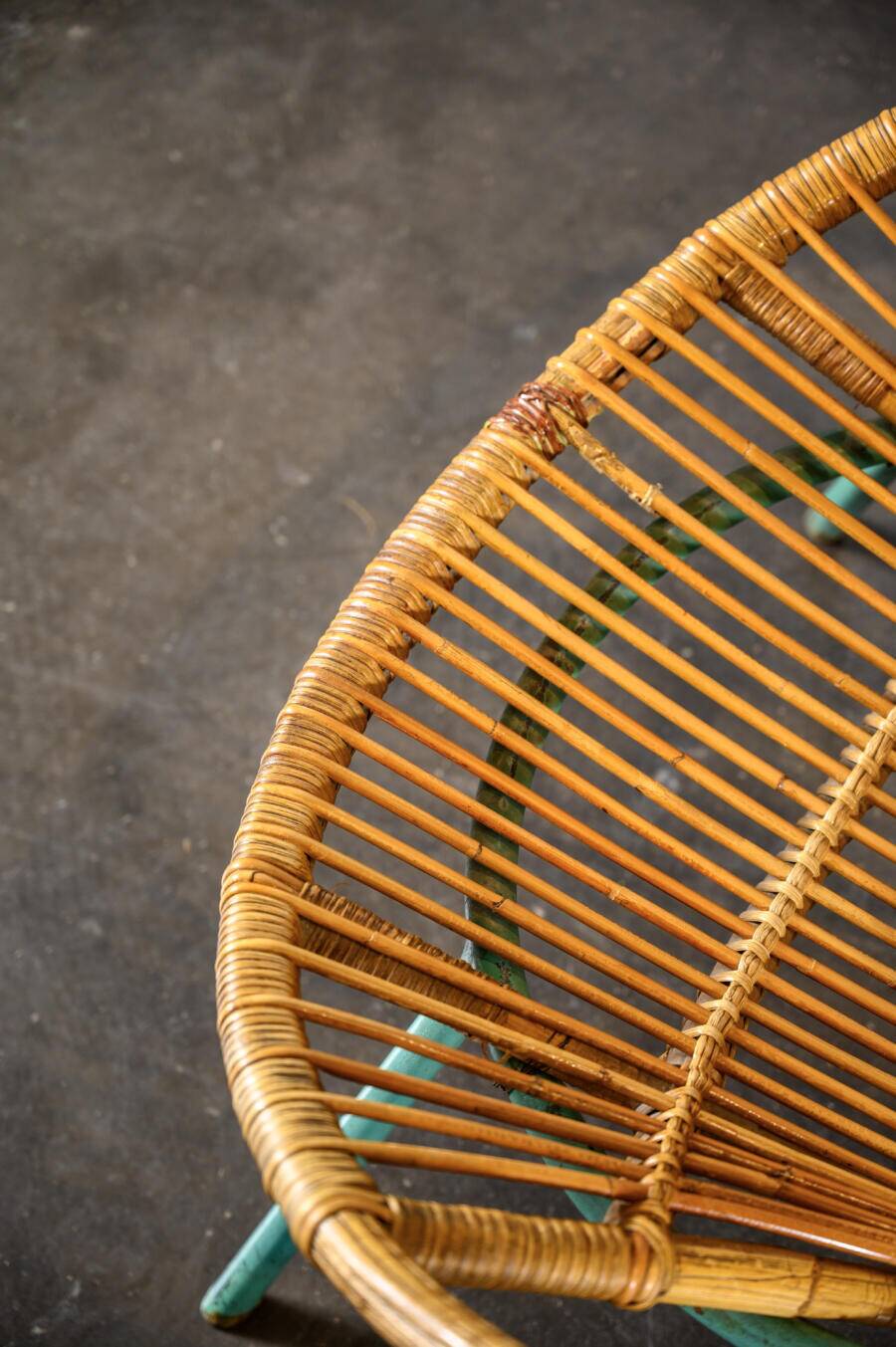 Fauteuil en rotin pieds métal vert