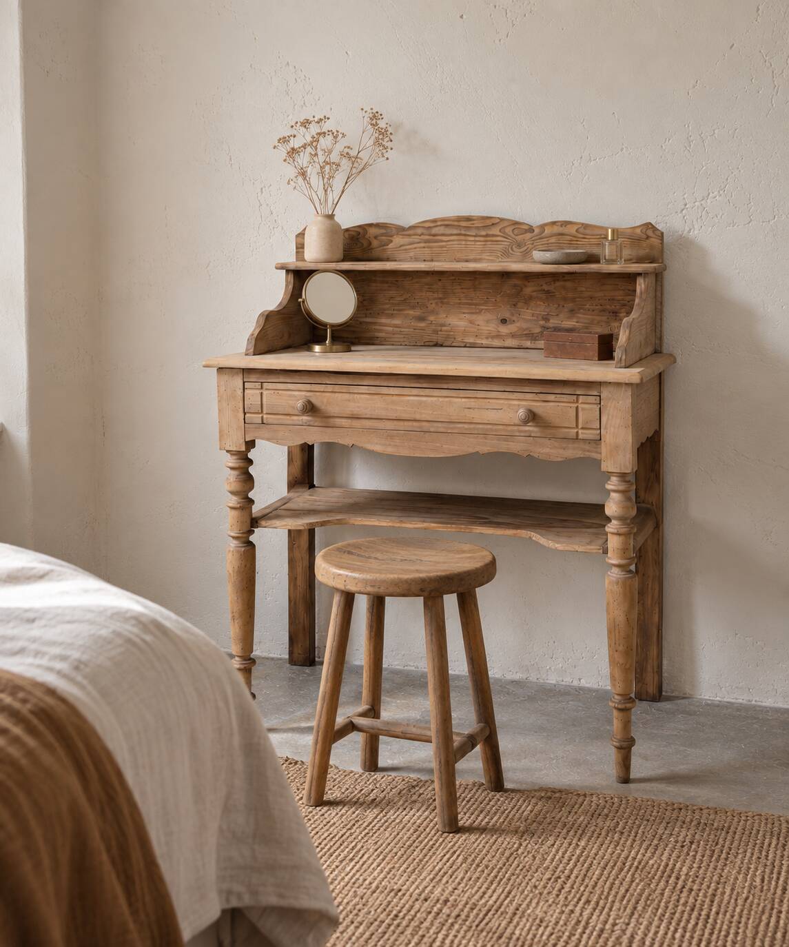 Bureau / coiffeuse ancienne en bois brut avec étagère