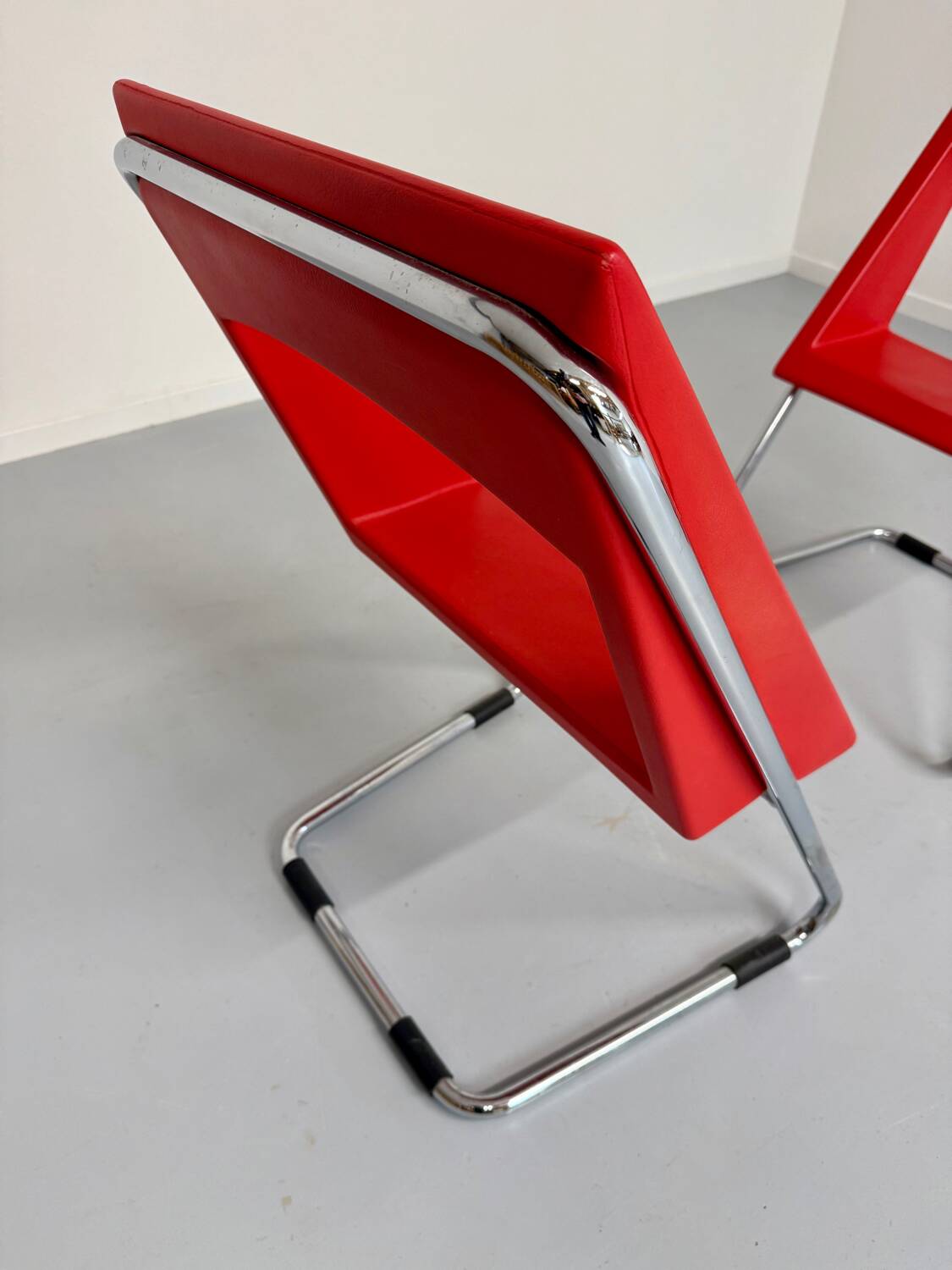 2 chaises tubulaire en simili rouge, années 80 en simili rouge