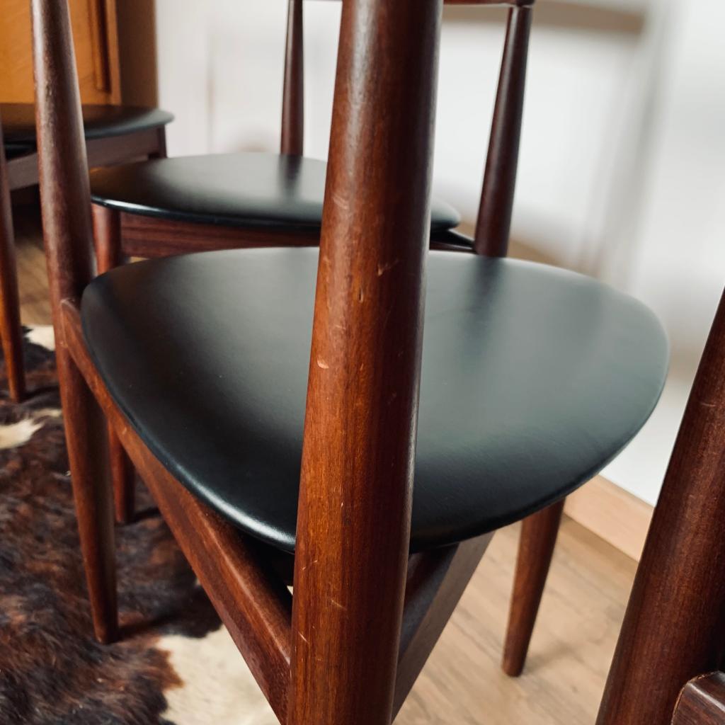 Ensemble de quatre chaises tripodes par Hans Olsen pour Frem Rojle