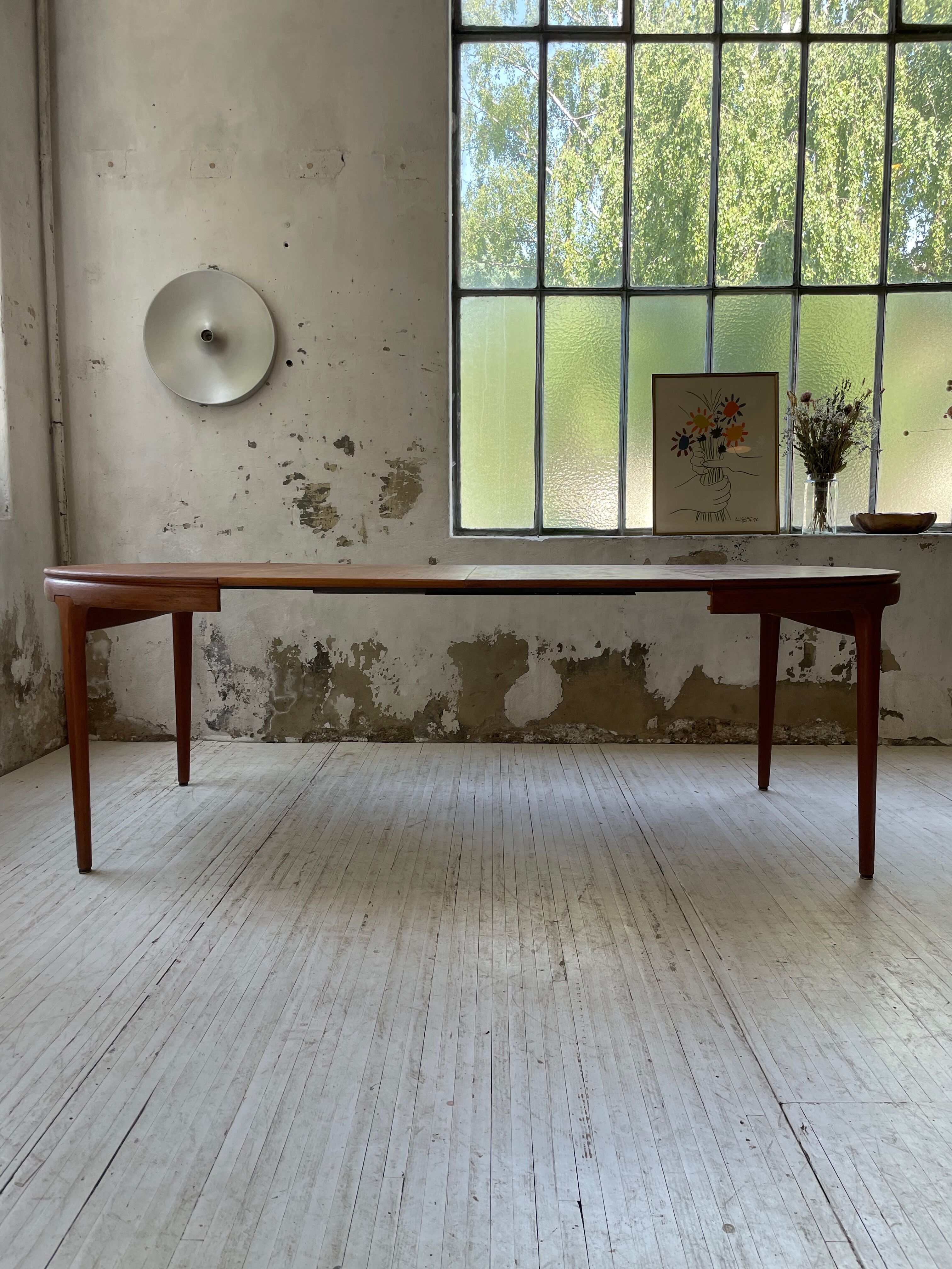 Round table 120-230 cm scandinavian samcom arne hovmand olsen