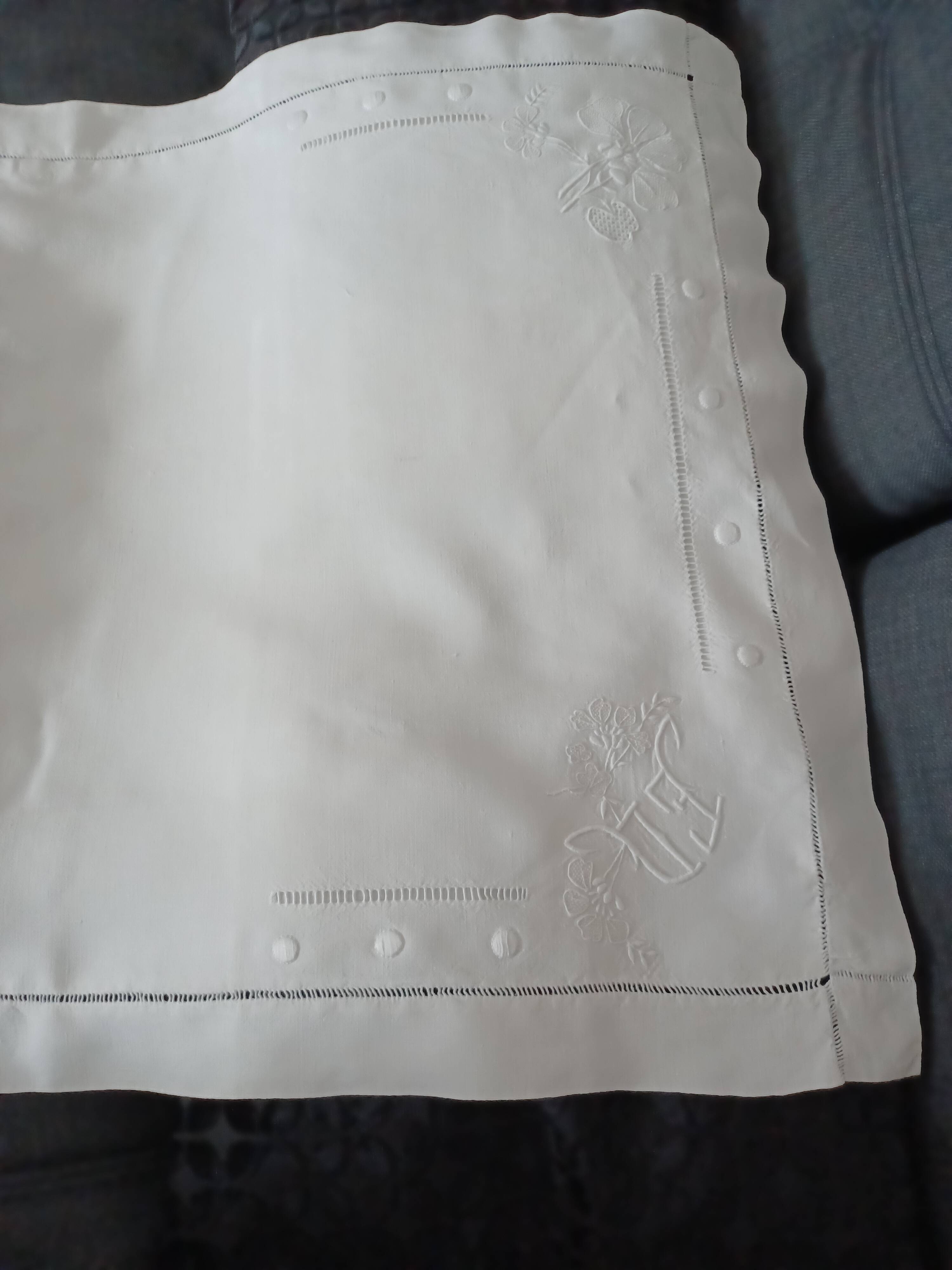 Pillowcase hand-embroidered thread monogram E.D.