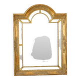 Magnifique miroir milieu du siècle de style Louis XVI rococo, miroir bombé en bois recouvert d'or