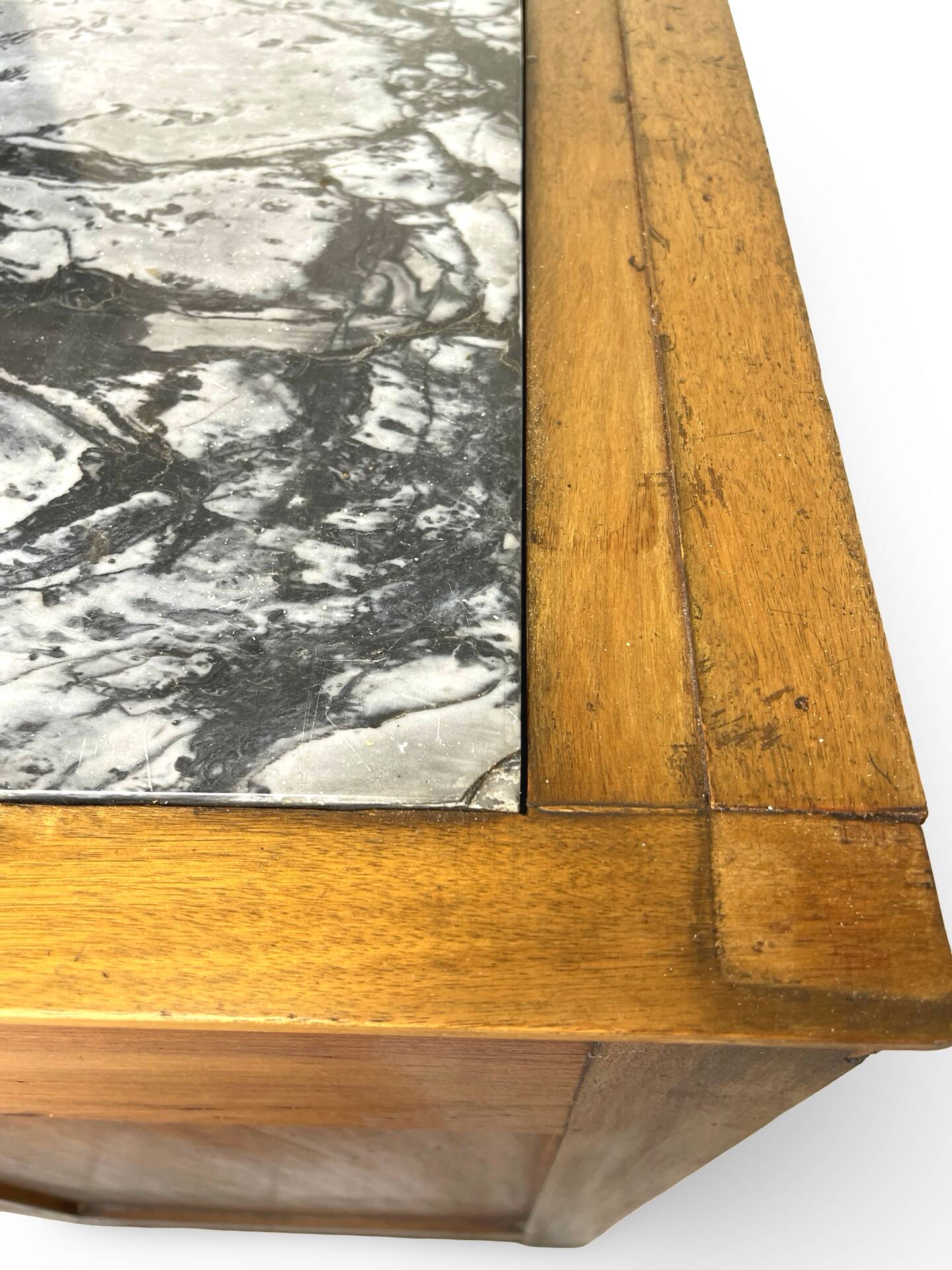 Commode de style Art Déco en bois de cerisier et noyer.