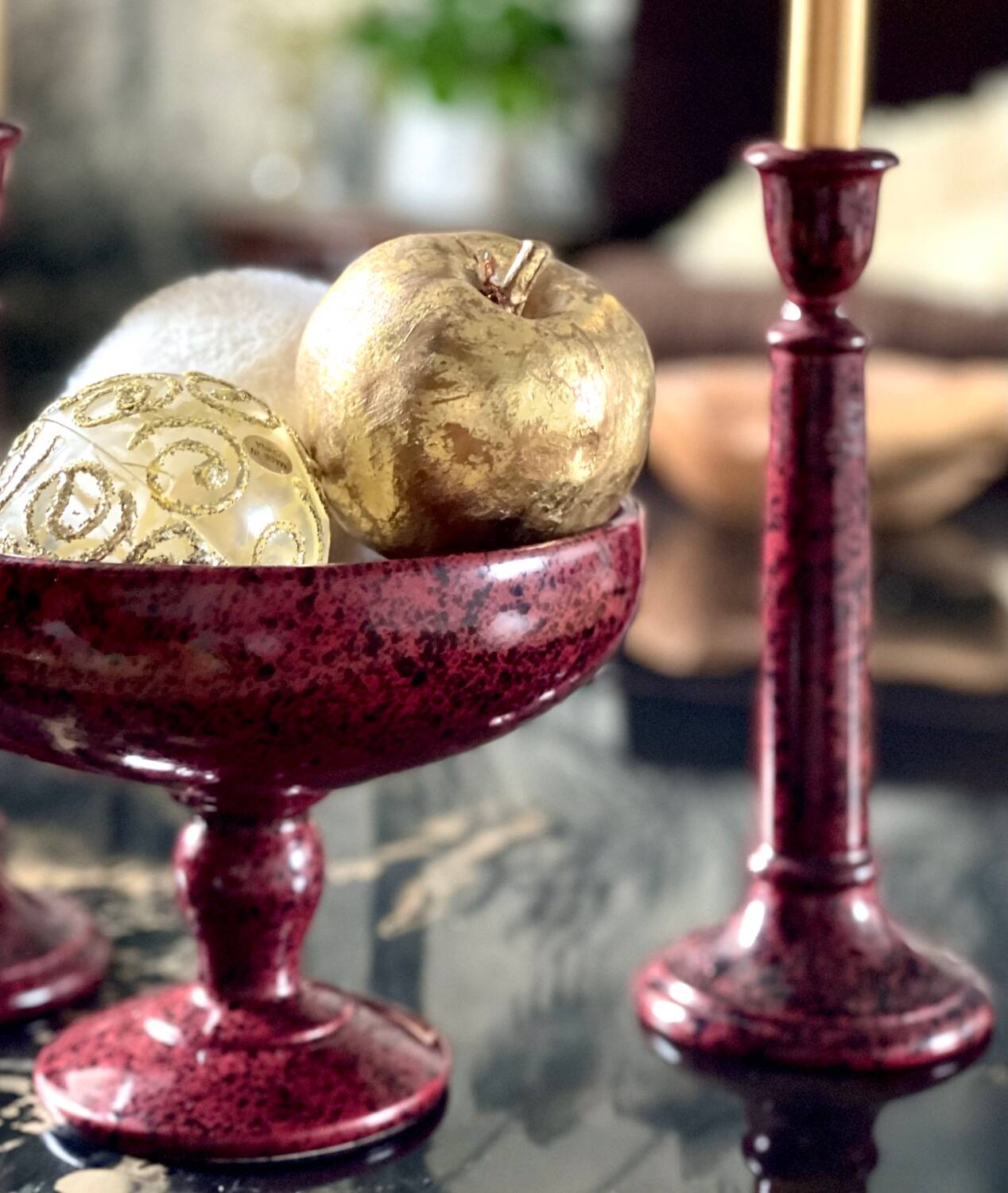 Candlesticks and bowl in speckled ceramic.