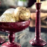 Bougeoirs et coupe en céramique mouchetée .